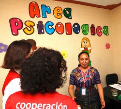 Doña Letizia durante su recorrido por el Centro de Atención Integral a Mujeres Víctimas de Violencia visita el área de psicología